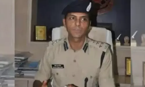 Indore : पुलिस आयुक्त ने राह-वीर योजना को बढ़ावा देने वाले पोस्टर का अनावरण किया Indore : पुलिस आयुक्त ने राह-वीर योजना को बढ़ावा देने वाले पोस्टर का अनावरण किया