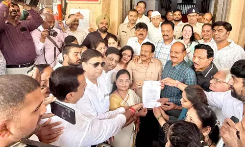 Indore : कांग्रेस ने किया विरोध प्रदर्शन, हेलमेट नियम में ढील की मांग