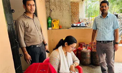 42 अवैध गैस सिलेंडर जब्त; आवासीय परिसर के अंदर 14 सिलेंडर रिफिलिंग इकाई का भंडाफोड़