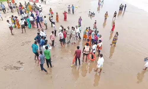 Bapatla समुद्र तट पर ड्रोन से निगरानी कर सुरक्षा सुनिश्चित की Bapatla समुद्र तट पर ड्रोन से निगरानी कर सुरक्षा सुनिश्चित की