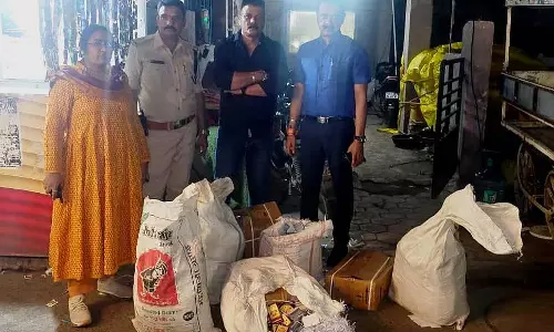 MP : आबकारी विभाग ने इंदौर में एक घर से हजारों नकली शराब के लेबल बरामद किए MP : आबकारी विभाग ने इंदौर में एक घर से हजारों नकली शराब के लेबल बरामद किए