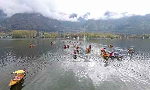 आर्यन्स के छात्र आज डल झील में शिकारा दौड़ का आयोजन करेंगे