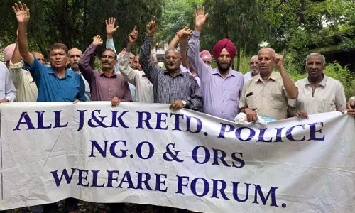 Jammu: सेवानिवृत्त पुलिस-अग्निशमन सेवा कर्मियों ने वेतन विसंगति और लंबित लाभों को लेकर विरोध प्रदर्शन किया