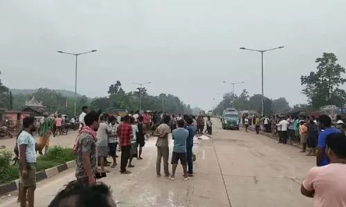Odisha : क्योंझर में ट्रक की चपेट में आने से पति, पत्नी और बेटी की मौत