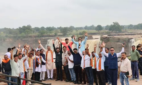 मंत्री श्याम बिहारी जायसवाल ने चित्रकोट जलप्रपात के अद्भुत सौंदर्य का लिया आनंद मंत्री श्याम बिहारी जायसवाल ने चित्रकोट जलप्रपात के अद्भुत सौंदर्य का लिया आनंद