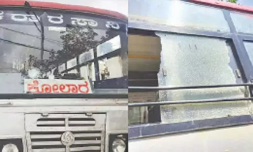 Karnataka: परिवहन हड़ताल के बीच बसों पर पथराव की घटनाएं Karnataka: परिवहन हड़ताल के बीच बसों पर पथराव की घटनाएं