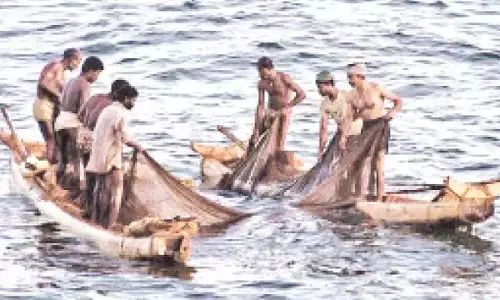 Karnataka: नए मौसम के साथ, मछुआरे समुद्र में लौटने को तैयार Karnataka: नए मौसम के साथ, मछुआरे समुद्र में लौटने को तैयार