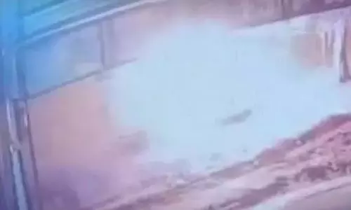चाय ठेले में गैस सिलेंडर फटा, जान बचाकर भागा दुकानदार