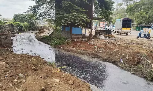 Anekal : सड़क के किनारे बहती एक गंदी धारा
