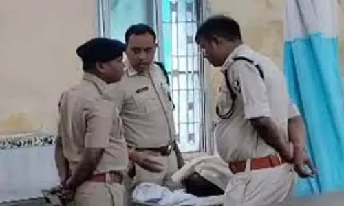 शराब तस्कर के परिसर पर छापेमारी के दौरान हुए हमले में कांस्टेबल घायल शराब तस्कर के परिसर पर छापेमारी के दौरान हुए हमले में कांस्टेबल घायल