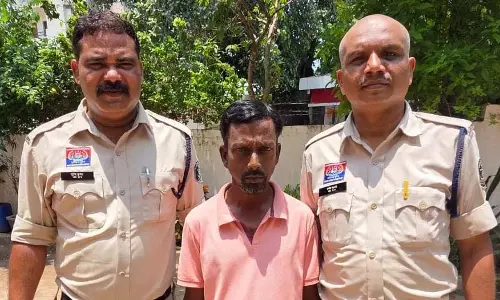 बस स्टॉप में गांजा पीते युवक गिरफ्तार बस स्टॉप में गांजा पीते युवक गिरफ्तार