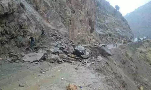 भूस्खलन से Pathankot-Mandi राष्ट्रीय राजमार्ग अवरुद्ध