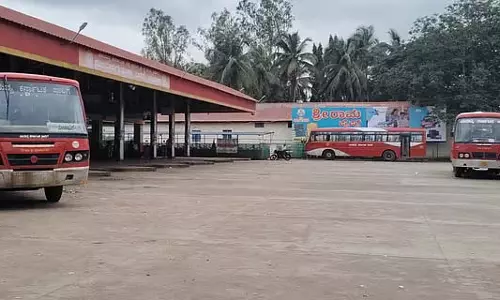 परिवहन कर्मचारियों की हड़ताल: शिक्षकों और छात्रों पर बुरा असर परिवहन कर्मचारियों की हड़ताल: शिक्षकों और छात्रों पर बुरा असर