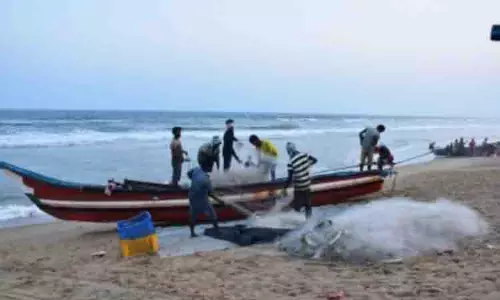 Sri Lankan नौसेना ने तमिलनाडु के 14 मछुआरों को गिरफ्तार किया, 2 नावें जब्त कीं