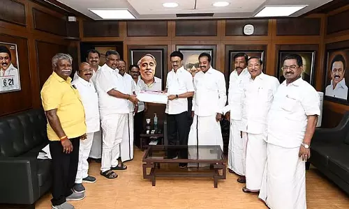 AIADMK के पूर्व विधायक कार्तिक थोंडिमान DMK में शामिल AIADMK के पूर्व विधायक कार्तिक थोंडिमान DMK में शामिल