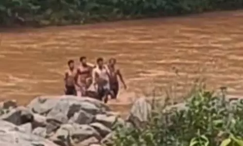 डोली बनाकर गर्भवती महिला को नदी पार कराया, 102 टीम की तारीफ डोली बनाकर गर्भवती महिला को नदी पार कराया, 102 टीम की तारीफ