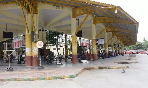 परिवहन कर्मचारियों की हड़ताल: यात्री फंसे परिवहन कर्मचारियों की हड़ताल: यात्री फंसे