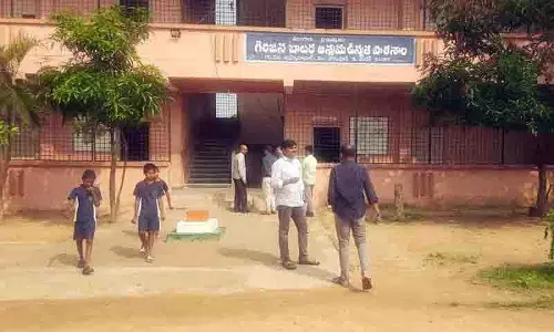 मोहम्मदाबाद में ST आवासीय छात्रावास पर ACB का छापा, कल्याण अधिकारी हिरासत में मोहम्मदाबाद में ST आवासीय छात्रावास पर ACB का छापा, कल्याण अधिकारी हिरासत में