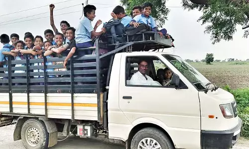 जेवर्गी: SDMC अध्यक्ष बच्चों को स्कूल छोड़ते हुए