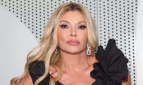 Brandi Glanville को संदिग्ध परजीवी के इलाज के लिए नायर का इस्तेमाल करने के बाद चेहरे पर जलन