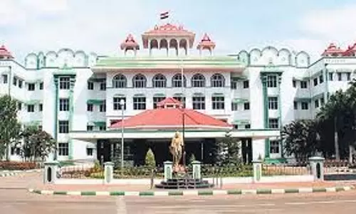 अन्नाद्रमुक ने ध्वजस्तंभ हटाने पर रोक लगाने की मांग को लेकर याचिका दायर की