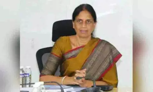 Balapur में प्रोटोकॉल का उल्लंघन करते हुए सबिता इंद्रा रेड्डी को राशन कार्ड वितरण कार्यक्रम से बाहर धकेला गया