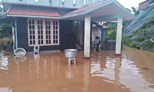 Karnataka : भारी बारिश, घरों में घुसा पानी Karnataka : भारी बारिश, घरों में घुसा पानी