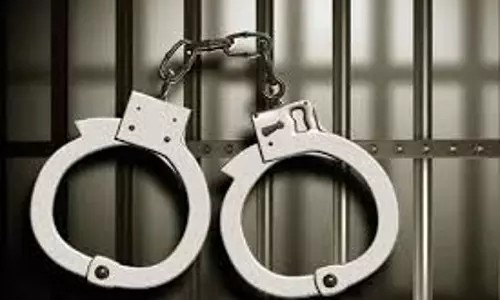मुंबई में पुलिसकर्मी को थप्पड़ मारने पर व्यक्ति को दोषी ठहराया मुंबई में पुलिसकर्मी को थप्पड़ मारने पर व्यक्ति को दोषी ठहराया