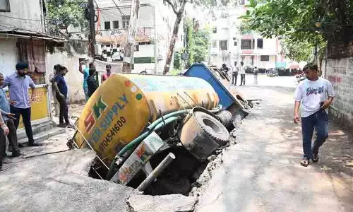 Banjara Hills में नाला रोड धंसने से पानी का टैंकर उठाया गया