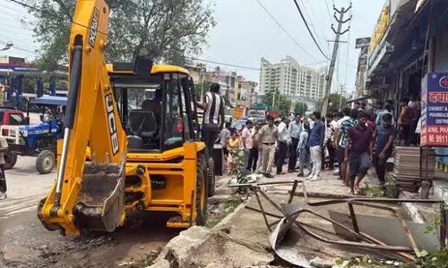 गुरुग्राम नगर निगम ने अतिक्रमण हटाने के लिए अभियान चलाया गुरुग्राम नगर निगम ने अतिक्रमण हटाने के लिए अभियान चलाया