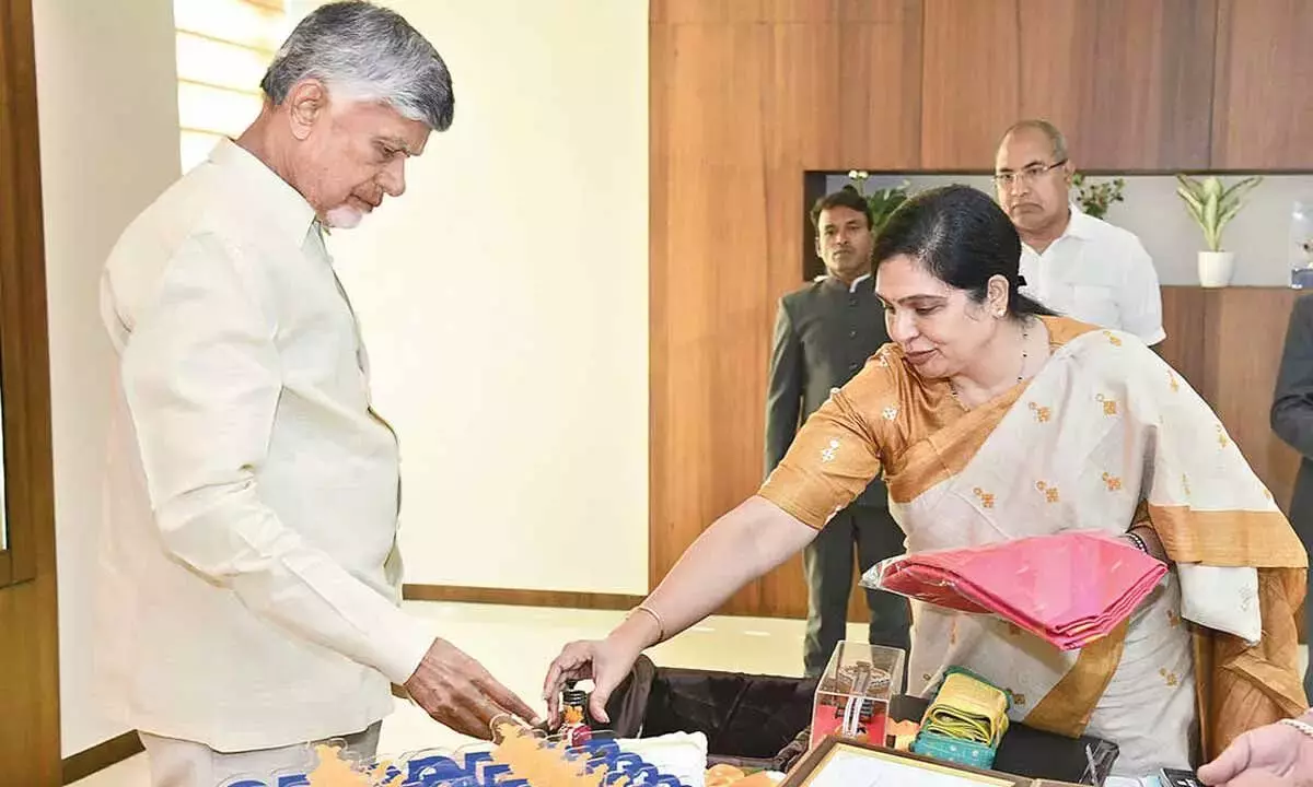Andhra: राज्य सरकार हथकरघा क्षेत्र को समर्थन देगी, वस्त्रों पर जीएसटी वहन करेगी Andhra: राज्य सरकार हथकरघा क्षेत्र को समर्थन देगी, वस्त्रों पर जीएसटी वहन करेगी