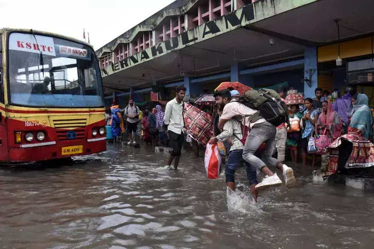 Kerala :  बंगाल की खाड़ी में चक्रवात के कारण भारी बारिश; आईएमडी ने रेड अलर्ट जारी