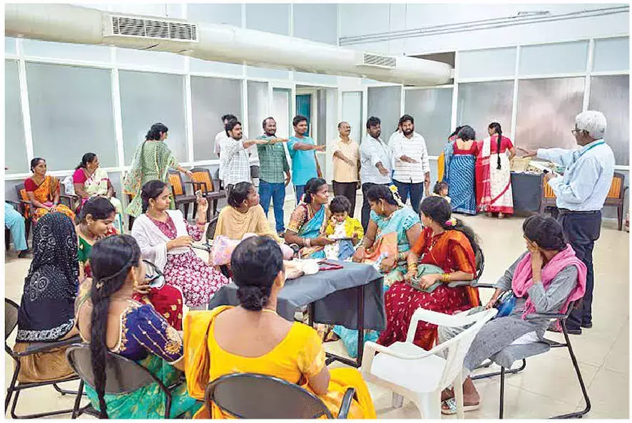 Andhra: गर्भवती महिलाओं ने स्तनपान को समर्थन देने का संकल्प लिया Andhra: गर्भवती महिलाओं ने स्तनपान को समर्थन देने का संकल्प लिया