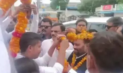 पूर्व मंत्री को सरेआम थप्पड़, फतेहपुर में करणी सेना का हंगामा