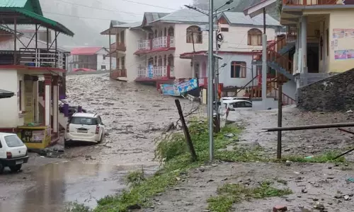 Dharali की महिला ने उत्तरकाशी बाढ़ आपदा से बचने का वर्णन किया