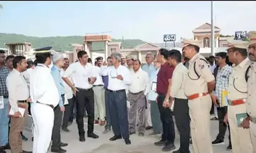 Kakinada : महाप्रबंधक ने तुनि रेलवे स्टेशन पर विकास कार्यों का निरीक्षण किया Kakinada : महाप्रबंधक ने तुनि रेलवे स्टेशन पर विकास कार्यों का निरीक्षण किया