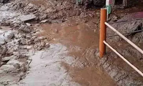 Raghupur घाटी में बालू स्कूल ध्वस्त, भूस्खलन से सड़कें कटीं Raghupur घाटी में बालू स्कूल ध्वस्त, भूस्खलन से सड़कें कटीं