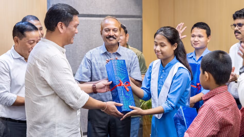 Arunachal  के मुख्यमंत्री ने दिव्यांग छात्रों को एआई-आधारित पठन उपकरण सौंपे