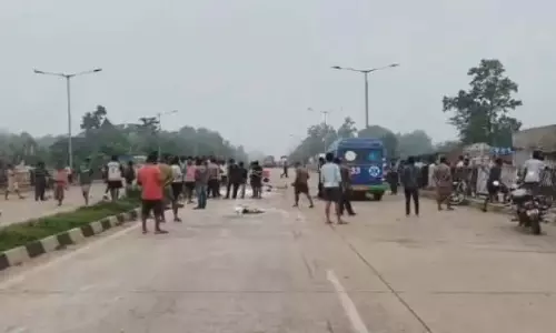 क्योंझर में बाइक-ट्रक की टक्कर में एक ही परिवार के तीन लोगों की मौत