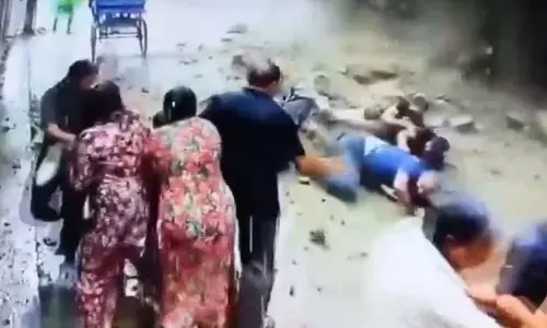 Haridwar में मनसा देवी पहाड़ी से गिरते पत्थरों से बाइक सवार बच निकले