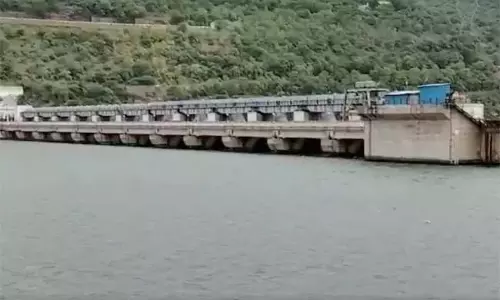 Andhra : श्रीशैलम जलाशय में बाढ़ और कम हुई