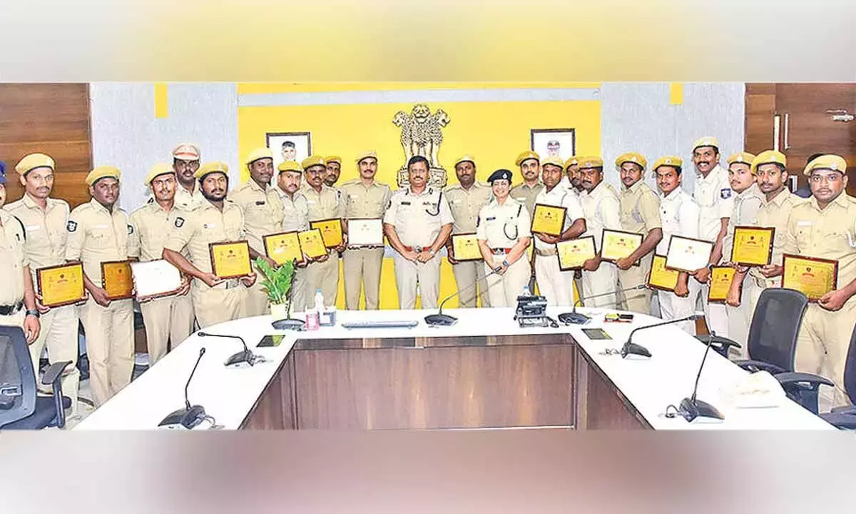 पुलिस आयुक्त ने कांस्टेबल के रूप में चयनित होमगार्डों को सम्मानित किया