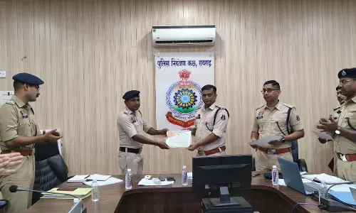 एसपी ने उत्कृष्ट कार्य के लिए इन आरक्षकों को किया सम्मानित