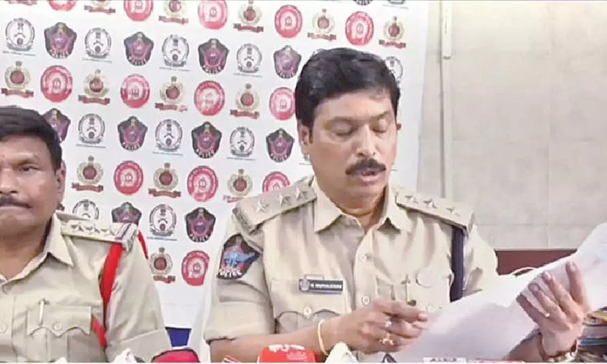 Andhra: 2 गिरफ्तार, 5 लाख रुपये मूल्य का 25 किलोग्राम गांजा बरामद Andhra: 2 गिरफ्तार, 5 लाख रुपये मूल्य का 25 किलोग्राम गांजा बरामद
