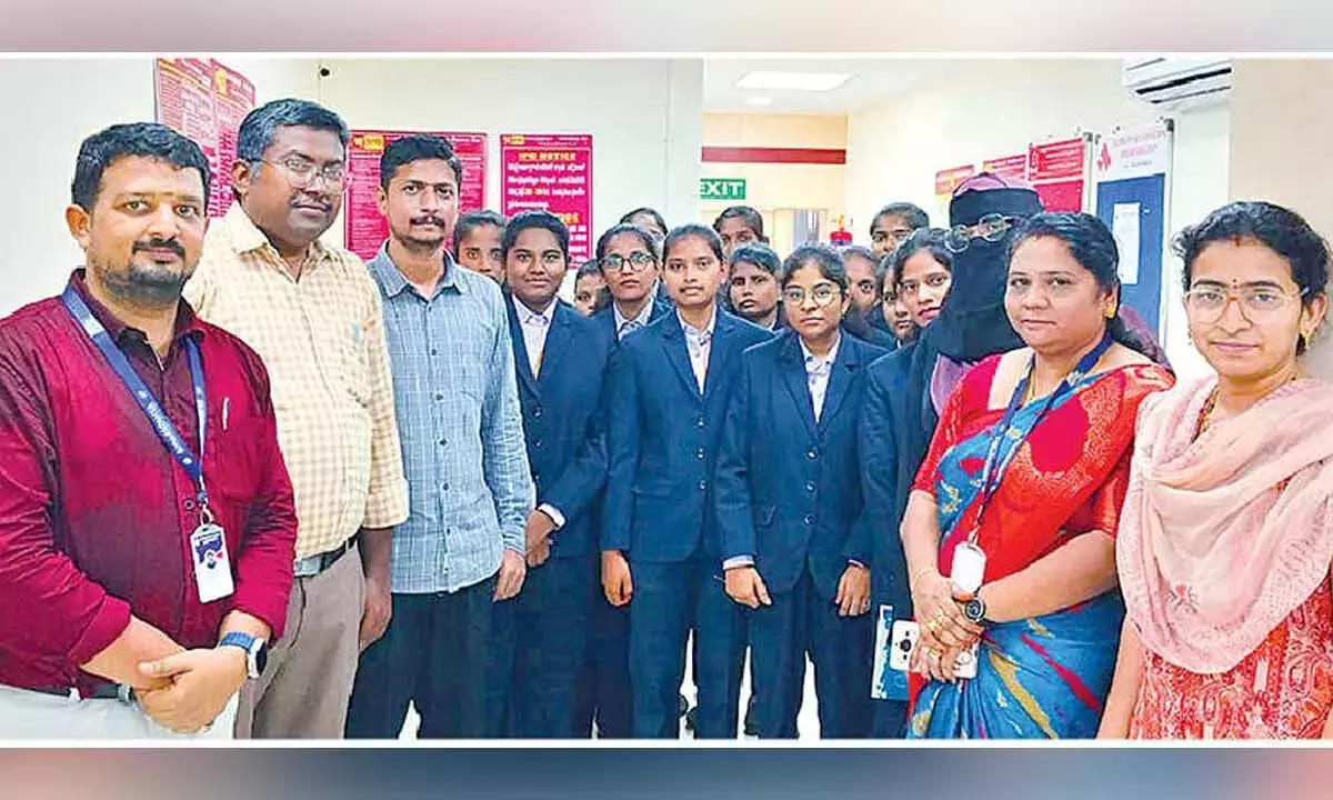 Andhra: अन्नामाचार्य एमबीए के छात्र खुदरा बैंकिंग का पता लगाते हैं Andhra: अन्नामाचार्य एमबीए के छात्र खुदरा बैंकिंग का पता लगाते हैं