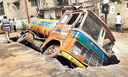 Hyderabad : एक टैंकर के गुजरते समय स्लैब ढह गया Hyderabad : एक टैंकर के गुजरते समय स्लैब ढह गया