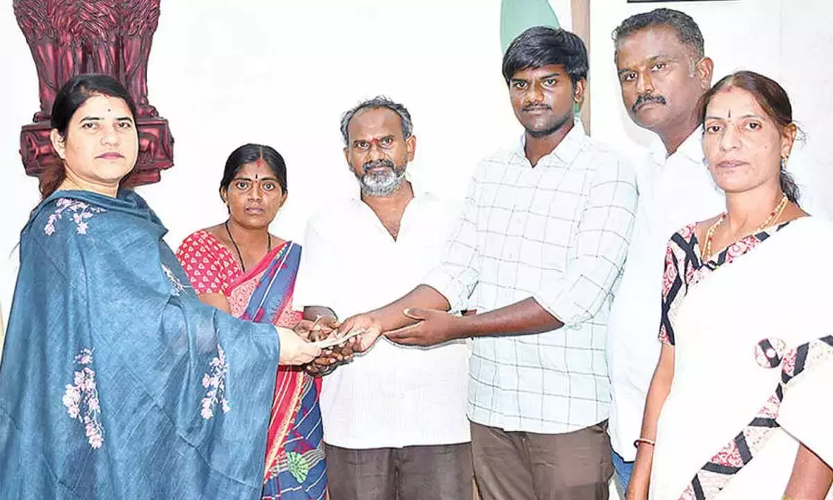 Andhra: सरकारी शिक्षकों ने मेधावी छात्र को 50 हजार रुपये की वित्तीय सहायता दी Andhra: सरकारी शिक्षकों ने मेधावी छात्र को 50 हजार रुपये की वित्तीय सहायता दी