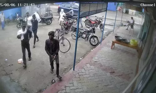 दिनदहाड़े ज्वेलरी दुकान में लूट, लुटेरों ने की फायरिंग
