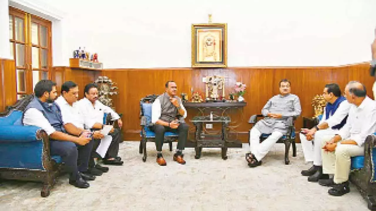 कोमाटीरेड्डी ने नितिन गडकरी से मुलाकात की; प्रमुख मांगों के साथ अपनी इच्छा सूची सौंपी कोमाटीरेड्डी ने नितिन गडकरी से मुलाकात की; प्रमुख मांगों के साथ अपनी इच्छा सूची सौंपी