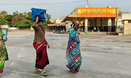 परिवहन कर्मचारियों की हड़ताल; यात्रियों का विरोध प्रदर्शन परिवहन कर्मचारियों की हड़ताल; यात्रियों का विरोध प्रदर्शन